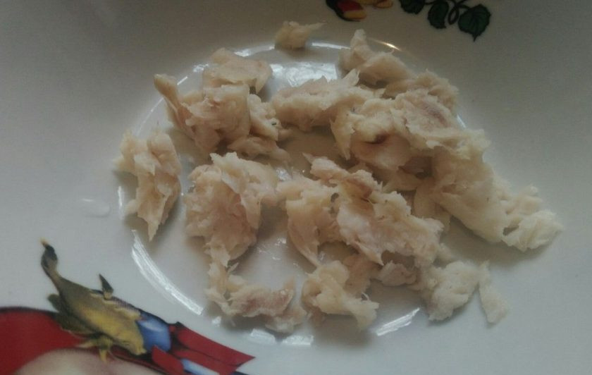 1. Этап. Суп из хека с яйцом и рисом: 9. Отдельно в тарелку я добавляла очищенную и нарезанную рыбу.