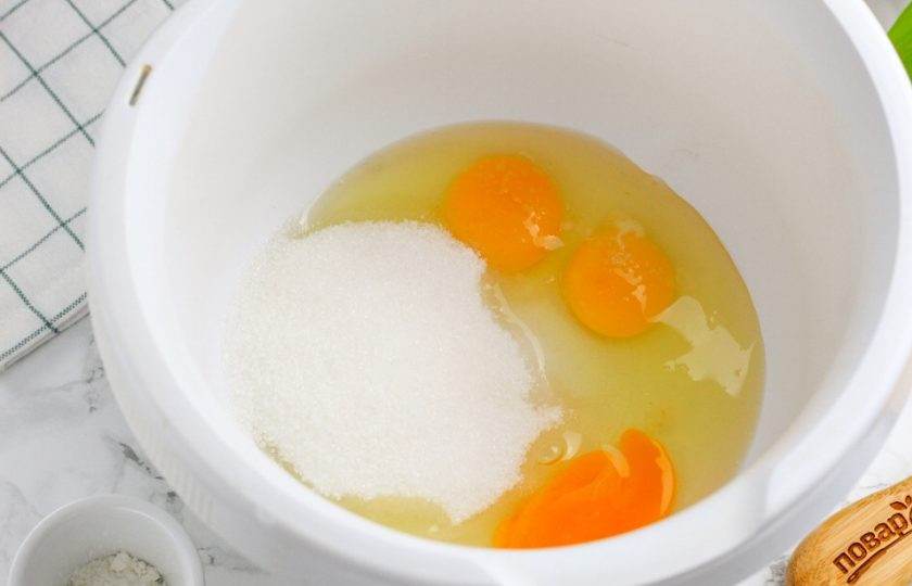 1. Этап. Ванильные капкейки: Куриные яйца вбейте в чашу миксера или кухонного комбайна и всыпьте сахар, соль, ванильный сахар. Взбейте примерно 3-4 минуты на высокой скорости техники в пышную пену. Главное — не перевзбить массу!