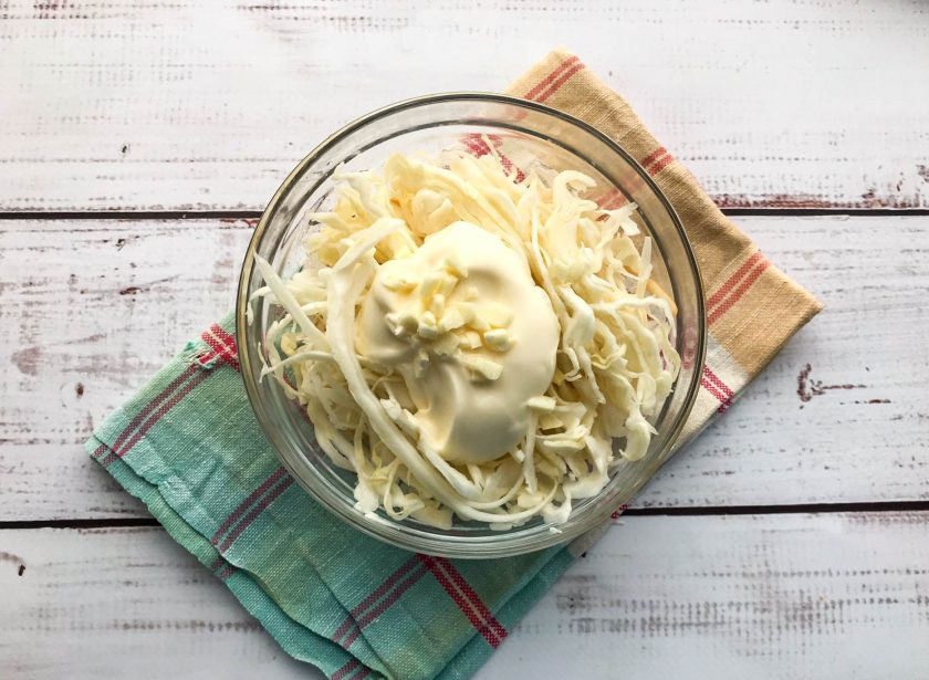 1. Этап. Салат Копченая капуста: Чеснок натрите на мелкой терке или нарежьте маленькими кусочками. Хорошо перемешайте салат.