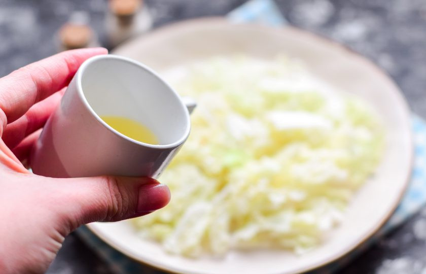 1. Этап. Салат из пекинской капусты с морепродуктами: Полейте капусту оливковым маслом, сбрызните лимонным соком, добавьте соль и перец.