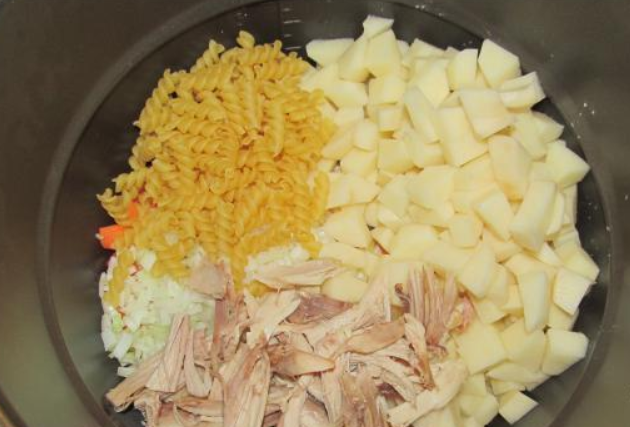 1. Этап. Куриный суп в скороварке-мультиварке: В чашу скороварки-мультиварки выкладываем подготовленные овощи, мясо и лапшу.