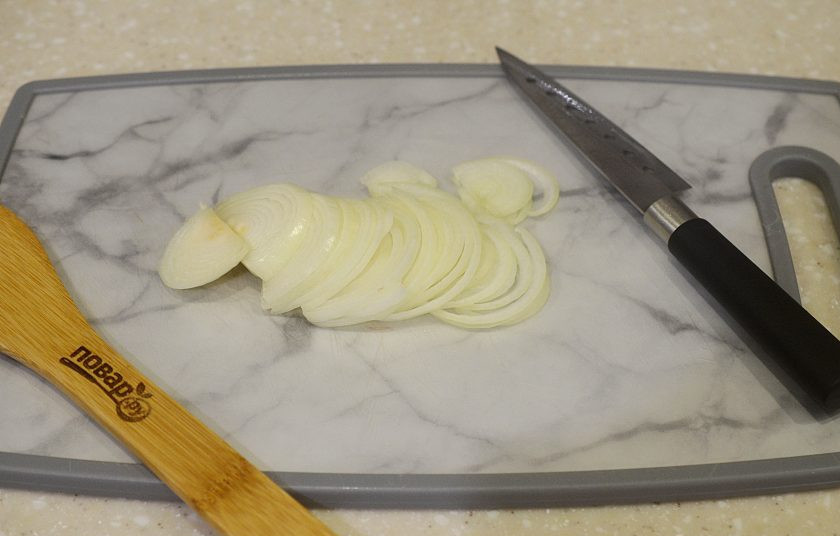 1. Этап. Сердечки в соевом соусе: 2. Лук почистите и нарежьте полукольцами.