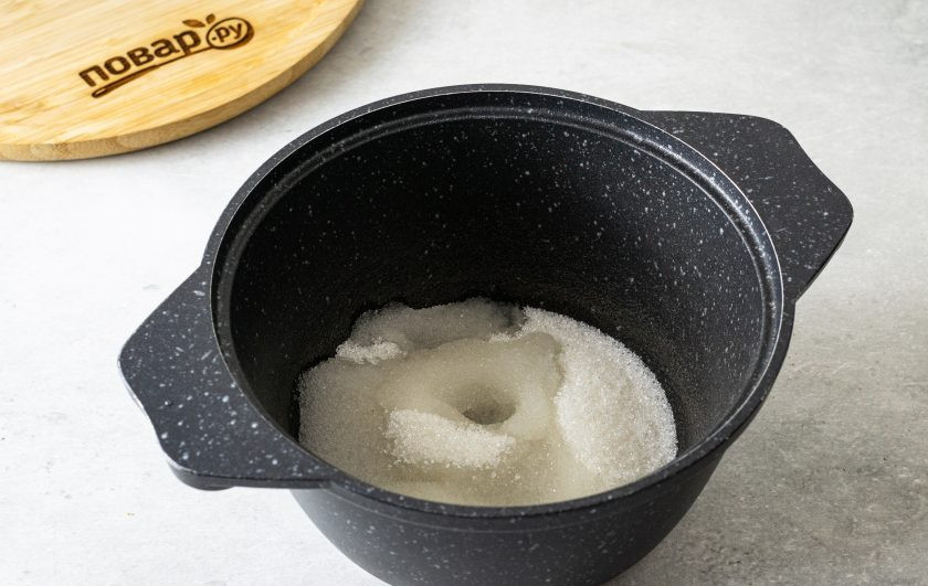 1. Этап. Киви в карамели: В кастрюлю с толстым дном насыпьте сахар и влейте воду. Нагрейте на медленном огне.