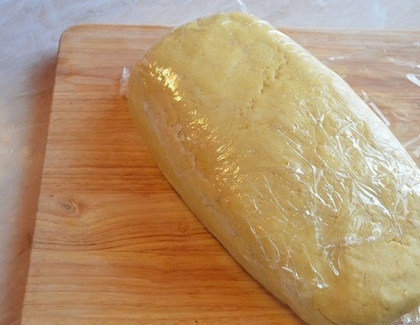 1. Этап. Печенье Мишки с миндалем: 4. Заверните массу в кулинарную пленку и охладите в холодильнике до 40 минут.