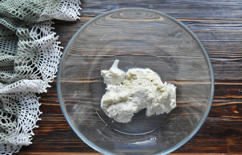 1. Этап. Гриссини на закваске: В миску для приготовления теста влейте холодную воду и размешайте в ней готовую закваску.