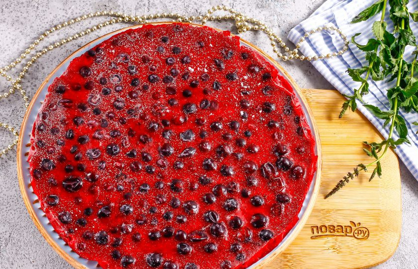 1. Этап. Компоте из черной смородины для торта: Конфи можно готовить заранее и хранить в морозильной камере, обернув в пищевую пленку.