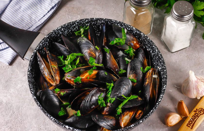 1. Этап. Мидии по-итальянски: Промойте и измельчите петрушку, добавьте в емкость с мидиями, влейте сливки и потушите еще 1-2 минуты. Жирные сливки не добавляйте, так как они просто растают, превратившись в жир.