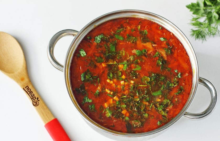 1. Этап. Борщ по-петровски: Дайте готовому борщу настояться несколько минут, затем подавайте его к столу.