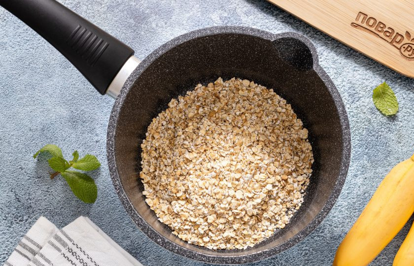 1. Этап. Овсянка с бананом и арахисовой пастой: В сотейник добавьте овсяные хлопья.