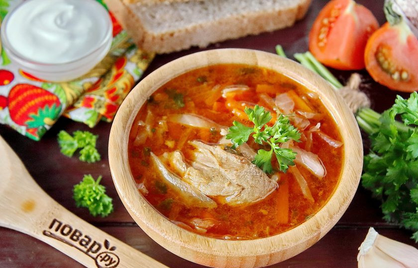 1. Этап. Борщ русский: Подавайте борщ со сметаной, черным хлебом, хреном или чесноком. Приятного аппетита!