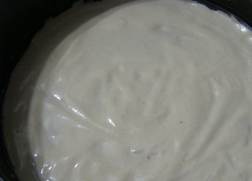 1. Этап. Торт Мужской каприз: 4. Разделите тесто на четыре равных части. Одну из них вылейте в заранее приготовленную форму, смазанную сливочным маслом. Смочите руку в воде, равномерно распределите смесь по форме.