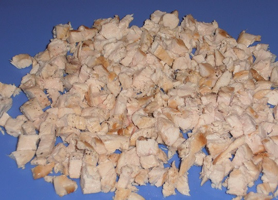 1. Этап. Тарталетки с ананасом и курицей: 5. Обжаренную курицу остудить слегка и нарезать кубиками.