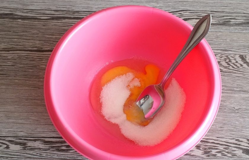 1. Этап. Мини-штоллены: В чаше смешайте яйцо с сахаром.