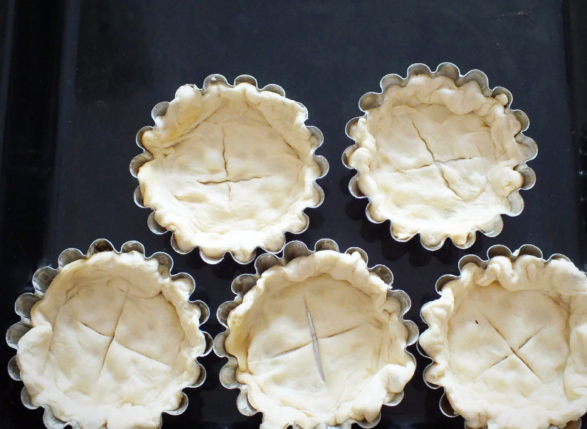 1. Этап. Корзиночки со взбитыми сливками: Таким же образом поступите с остальным тестом. Разогрейте духовку до 200 градусов. Поставьте выпекаться корзиночки на 25 минут до румяного цвета.