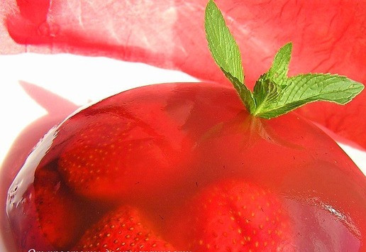 1. Этап. Десерт Клубника в шампанском: Перед подачей опустите форму на несколько секунд в теплую воду, переверните десерт на тарелку. Украсьте веточкой мяты и подавайте.