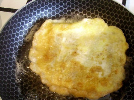 1. Этап. Бризоль из рыбы: Обжариваем филе на медленном огне с каждой стороны до образования румяной корочки, затем перекладываем его на тарелку.