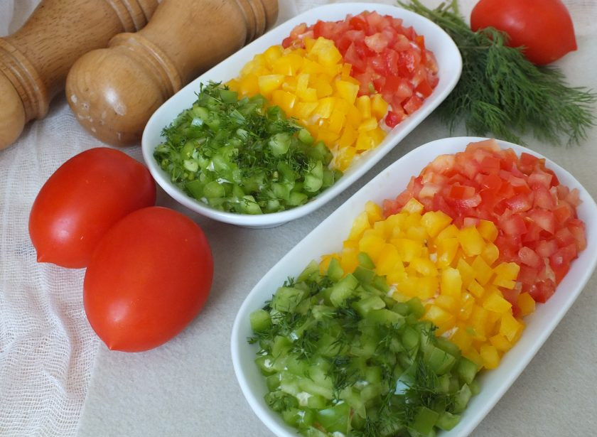 1. Этап. Салат Светофор с корейской морковью: Оставьте салат на 20 минут и подавайте к столу. Приятного аппетита!