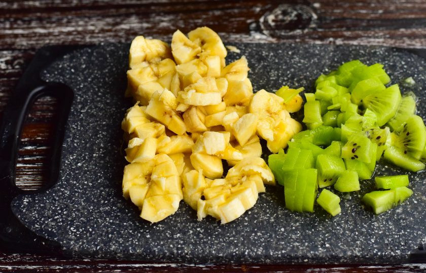 1. Этап. Медовик с бананом и киви: Банан и киви нарежьте кубиками.