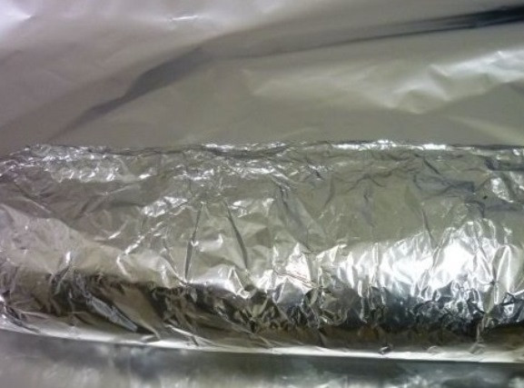 1. Этап. Рыбные рулеты с начинкой: Фольгу с рыбой и начинкой сверните рулетом и отправьте в духовку на 30 минут запекаться. Температуру духовки установите 190 градусов. Затем остудите не разворачивая фольги и отправьте в холодильник на ночь.