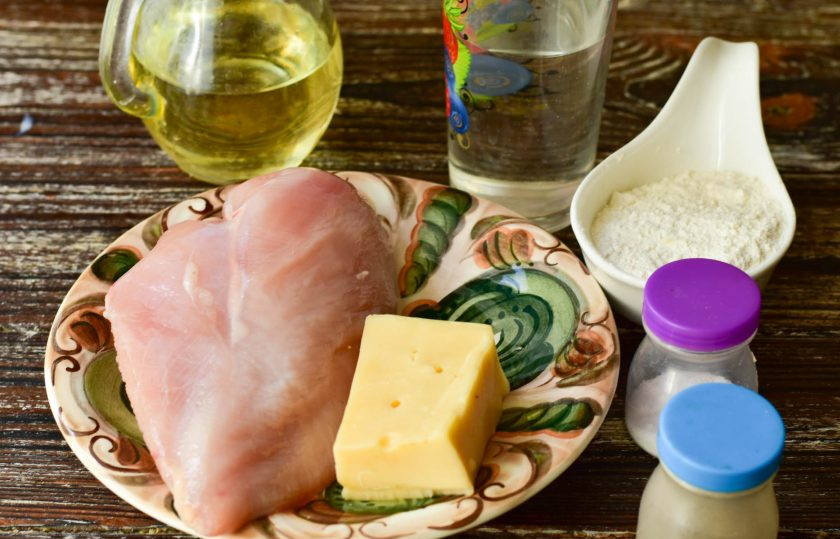 1. Этап. Чебуреки с курицей и сыром: Подготовьте ингредиенты.