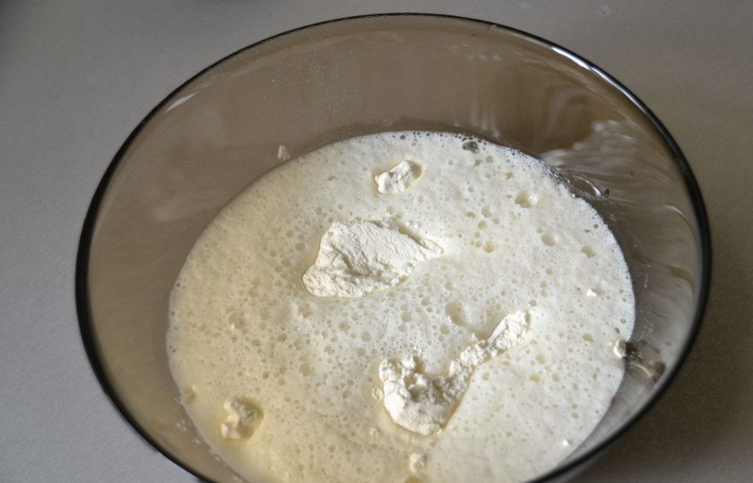 1. Этап. Веганские блинчики: В глубокую миску всыпьте муку, влейте минеральную воду.