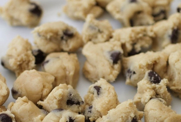 1. Этап. Вкуснейший чизкейк: 1. В чаше миксера смешайте 120 грамм сливочного масла с ¾ стакана сахара (половина белого и половина коричневого). Добавьте молоко и 2 чайные ложки ванильного экстракта, 1 стакан шоколадной стружки, муку, щепотку соли. Из полученного теста сформируйте маленькие шарики.