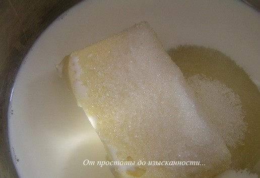 1. Этап. Печенье с макадамией по-флорентийски: В кастрюльку налейте молоко, добавьте масло и сахар, поставьте на медленный огонь, готовьте, помешивая деревянной лопаточкой.