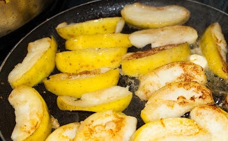 1. Этап. Печень индейки с яблоками: Нарезанные дольками яблоки обжарьте в отдельной сковороде до красивой золотистой корочки.