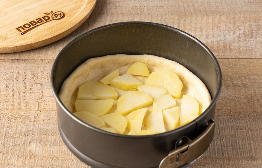 1. Этап. Вегетарианский пирог с нори: Тесто разделите на 2 части, одну сделайте чуть побольше. Раскатайте большую часть и выложите в форму для выпечки, сформируйте бортики. Сверху выложите нарезанную пластинами картошку.