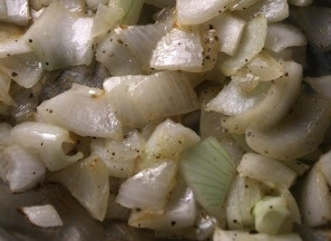 1. Этап. Рыба под сметаной: 1. Очистите и нарежьте средними кубиками лук. На сковороде разогрейте растительное масло и обжарьте лук на среднем огне минут 5. Духовку тем временем разогрейте до 180 градусов.