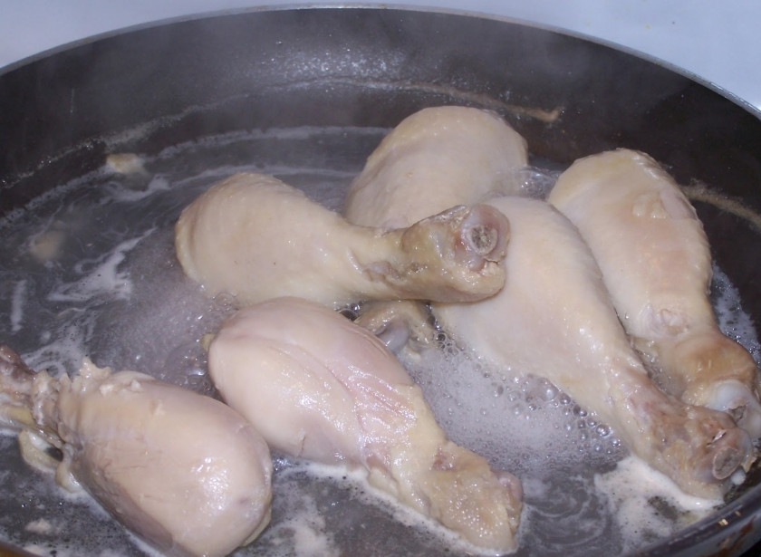 1. Этап. Суп со щавелем и курицей: Шаг 1. Вымойте мясо очень хорошо! Положите его на сковороду, добавьте немного воды. Варите в течение 10 минут. Уберите шкурку с ножек. Затем переложите курицу в кипящую воду (в кастрюле). Положите лавровый лист, соль, перец. Варите 40-60 минут.