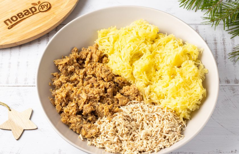 1. Этап. Салат из моркови и тофу на год Дракона: Картофель и копченый тофу натрите на мелкой терке. Чеснок пропустите через пресс. Консервированные шампиньоны измельчите в блендере до мелкой крошки.