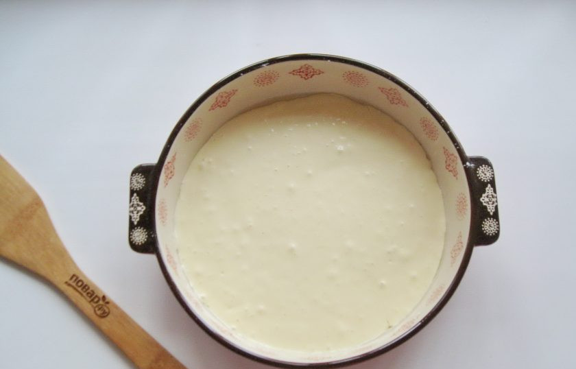 1. Этап. Заливной пирог с индейкой: Форму для выпечки смажьте маслом и посыпьте мукой. Выложите половину теста. Диаметр моей формы 20 сантиметров.