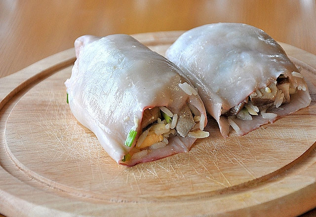 1. Этап. Кальмары в горшочках: Тушки кальмаров у меня чищенные. Начиняем их.