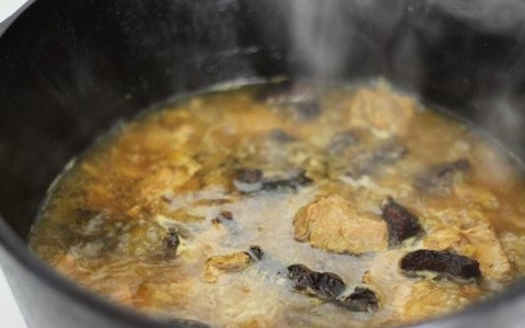 1. Этап. Тажин из ягненка с черносливом: 3. Влейте горячую воду, добавьте специи. Доведите до кипения, уменьшите огонь до минимального и томите около 1.5-2 часов. После добавьте чернослив и тушите еще 20-30 минут.