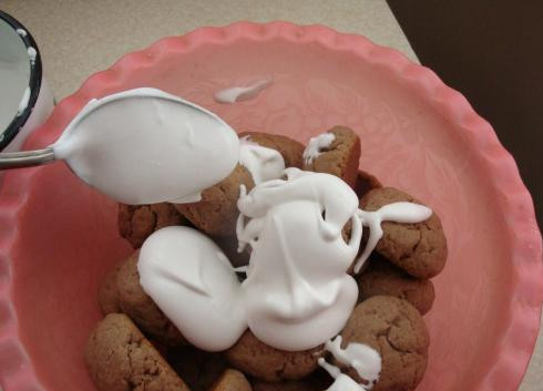 1. Этап. Пряники домашние: Выкладываем готовые пряники в кастрюлю или глубокую миску, а сверху кладем приготовленную глазурь.