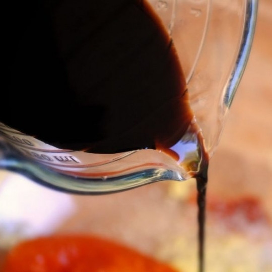 1. Этап. Куриные голени в глазури из джема: Добавляем соль, перец и бальзамический уксус. Перемешиваем, после чего примерно четвертую часть маринада необходимо отлить - ей будем освежать глазурь в конце приготовления.