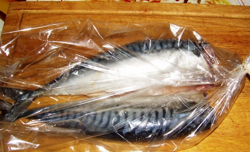 1. Этап. Скумбрия, запеченная в пакете: 2. Итак, рыбу чистим и замачиваем в соевом соусе. Оставляем на 20 минут. Затем выкладываем скумбрию в рукав для запекания и отправляем в разогретую духовку.