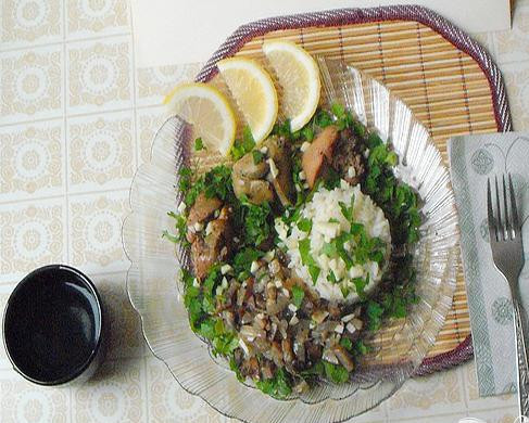 1. Этап. Печень с рисом и грибами: 5. До готовности отвариваем рис. Выкладываем на тарелку отваренную печень, тушеные с луком грибы и рис. Посыпаем зеленью и добавляем лимон и чеснок.