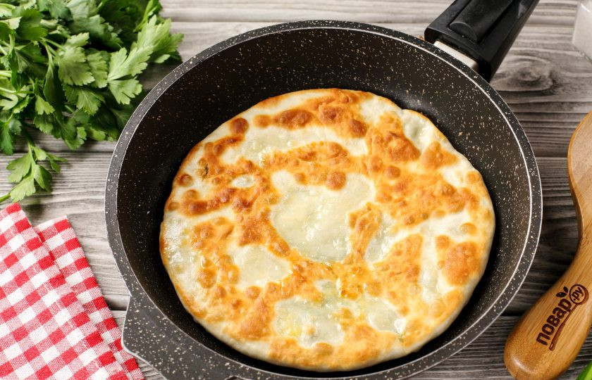 1. Этап. Заварные лепёшки с сыром и зеленью: Жарьте лепёшки на хорошо разогретой сковороде с растительным маслом на среднем огне с двух сторон до румяного цвета.