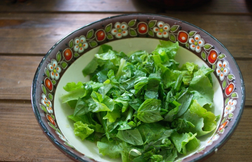 1. Этап. Салат с фетаской и курицей: Добавить нарезанный базилик.