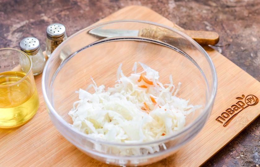 1. Этап. Винегрет для диабетиков: Переложите квашеную капусту в салатник.