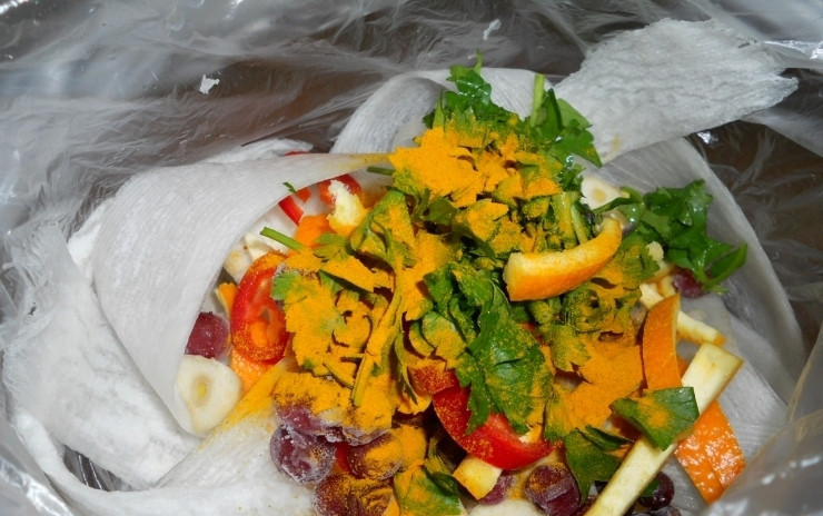 1. Этап. Салат из дайкона на зиму: Добавьте к дайкону перец кружками, мелко нарезанный чеснок и петрушку, апельсиновую корку, куркуму и клюкву.