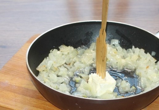 1. Этап. Слоеные пирожки с луком и картошкой: 4. Репчатый лук нарезаем мелким кубиком и обжариваем на разогретом растительном масле до готовности. Снимаем сковороду с огня и расплавляем сливочное масло. Мелко нарезаем зеленый лук.