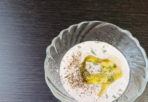 1. Этап. Кукурузные шарики с ореховым соусом: Соус по вкусу посолить и поперчить, добавить листики тимьяна, яблочный уксус и растительное масло (я добавляю нерафинированное подсолнечное). Вам должно быть вкусно.