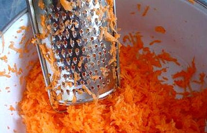 1. Этап. Суп из оленины: Морковь натереть на терке.