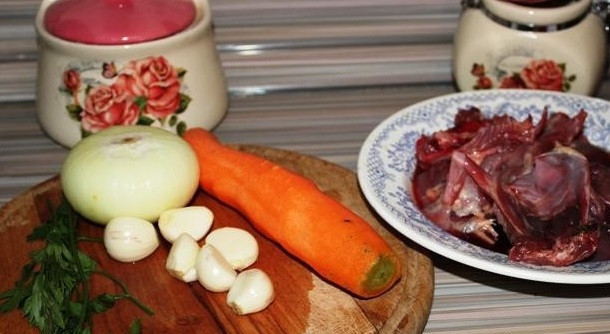 1. Этап. Жаркое из дикой утки: 1. Ощипайте утку. Выпотрошите и хорошенько промойте. Затем нарежьте на куски.