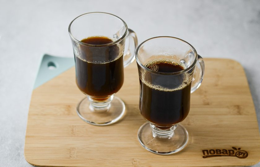 1. Этап. Кофе по-ирландски: Влейте по 80 мл. горячего кофе и перемешайте, чтобы сахар полностью растворился.