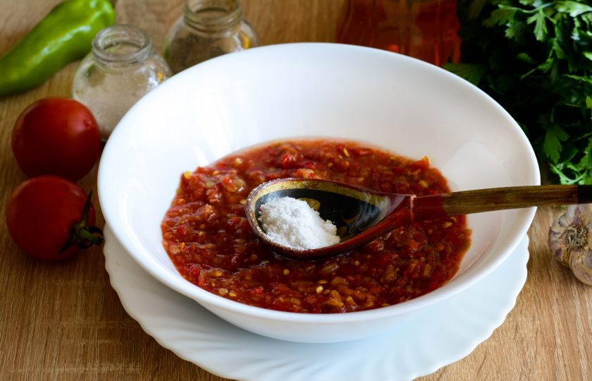 1. Этап. Салат на зиму Зверобой: Всыпьте в салат соль и черный молотый перец.