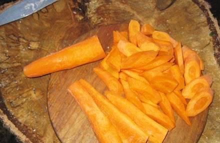 1. Этап. Шурпа из лосятины: Морковь режем брусочками.